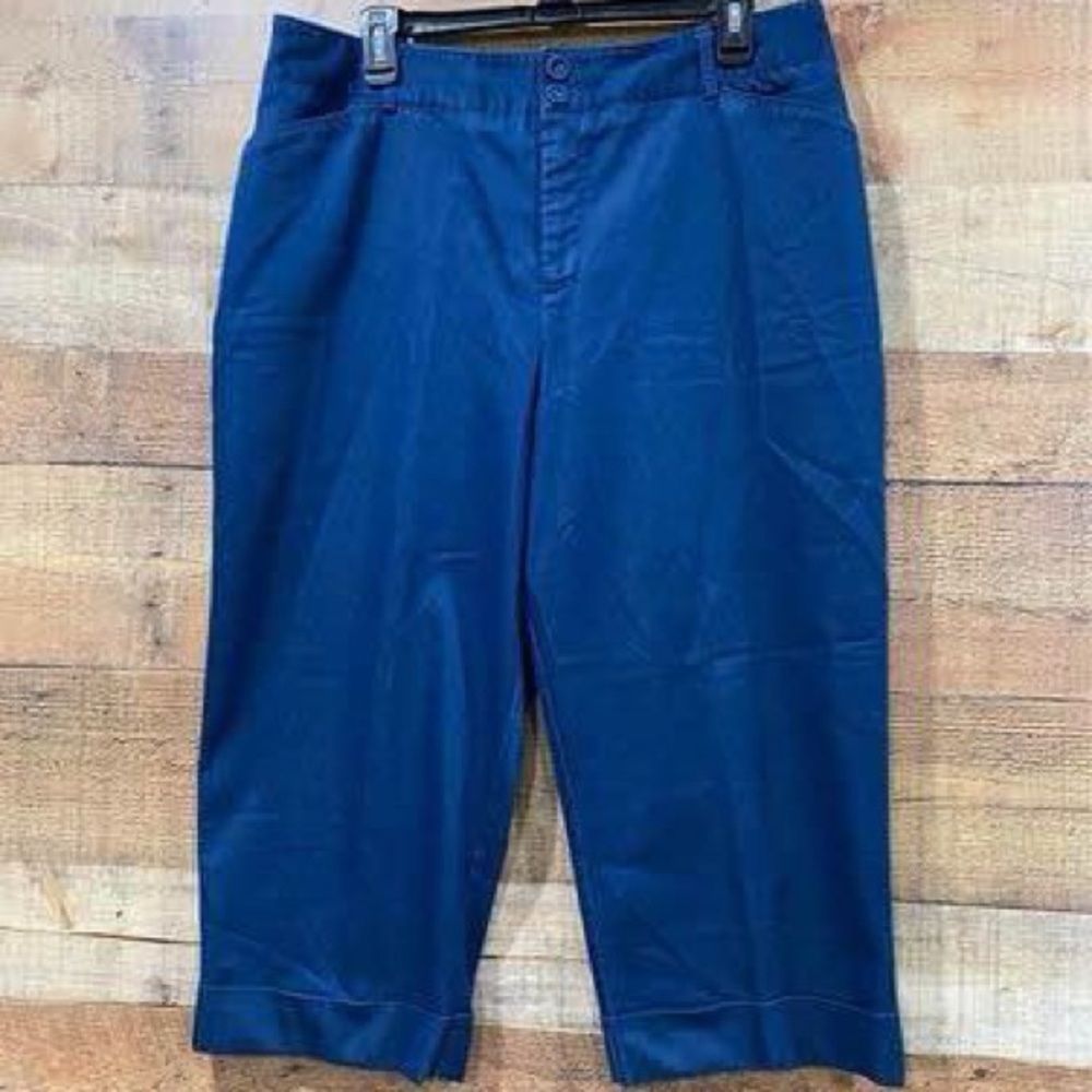 Croft & Barrow Blue Stretch Cuffed Capris With Pockets Size 16